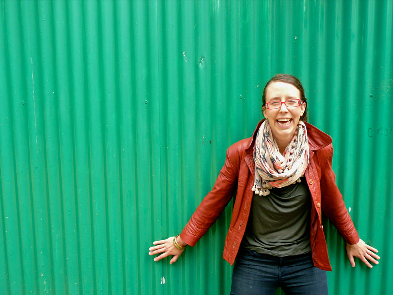 Becky Hogge vor einer Wand