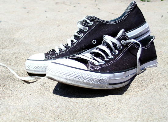 Ein Paar Chucks im Sand