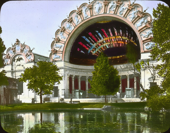 Blick auf ein eindrucksvolles Bauwerk bei der Weltausstellung 1900