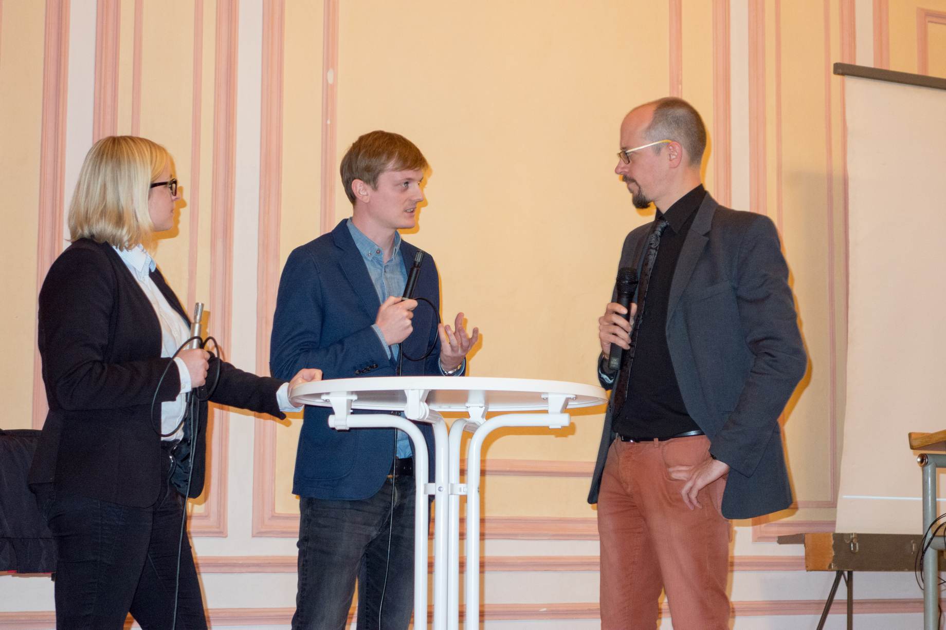 Nelly Theobald, Bileam Bader und Michael Harnischmacher bei der Diskussion