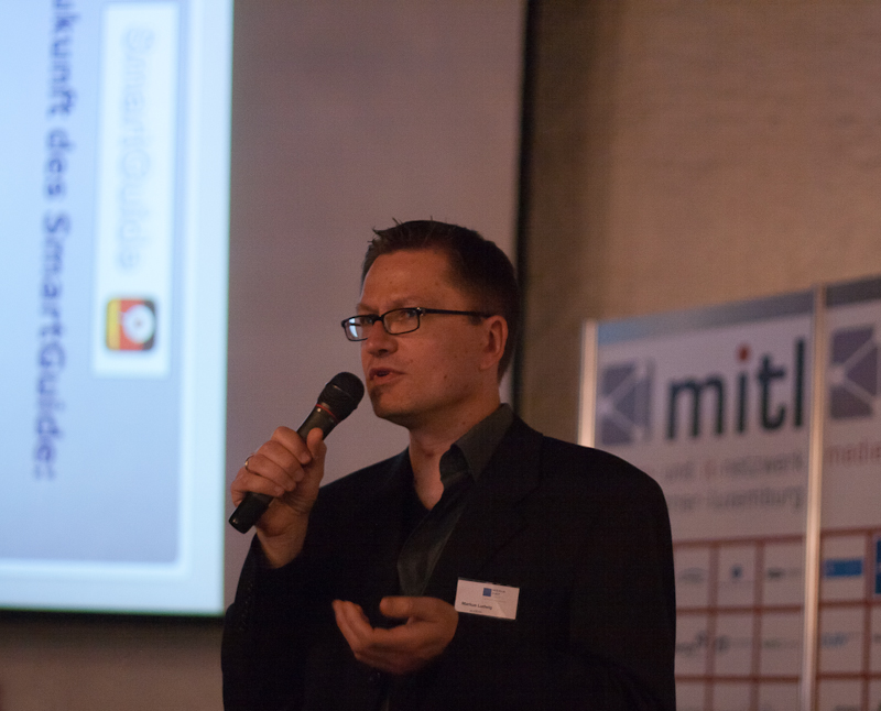 Markus Ludwig von audiobits mit einem Mikrofon